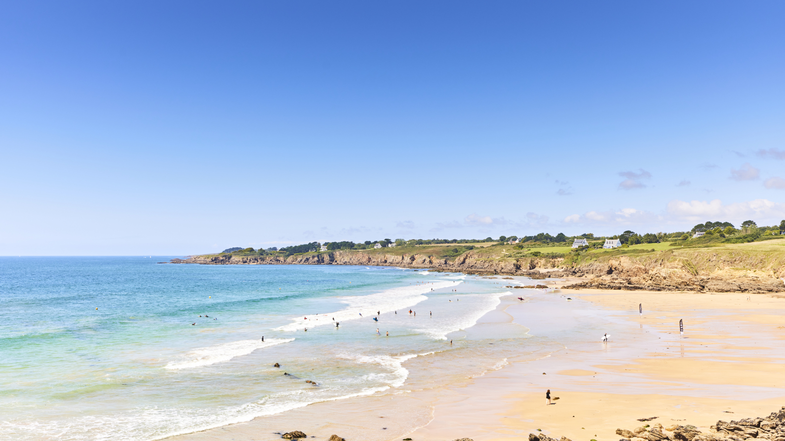 La plage du Kérou au pouldu dans le Finistère Sud est une plage prisée pour le surf autant que pour la baignade.